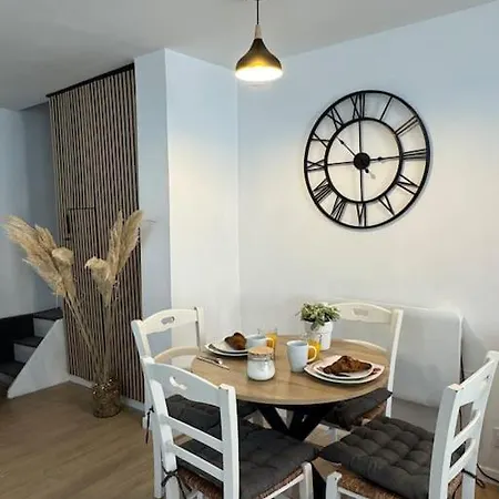 Chez Marie Et Ferry & Shuttle Apartament